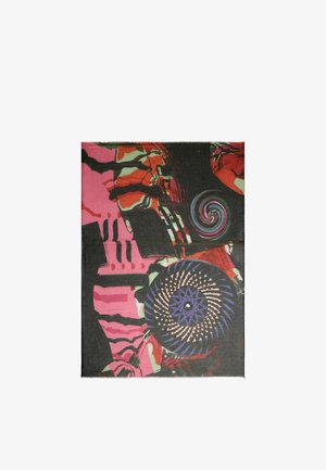 Tørklæde med abstrakte geometriske mønstre i rød, pink, sort og grøn, med to store cirkulære spiraldesigns i blå og multifarvede.