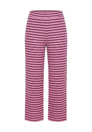 Roze gebreide broek met een wijde pijp en horizontale zwarte druppelpatronen.