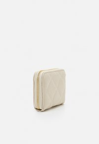 Quilted beige pung med en guldlås, der har en kompakt firkantet form og en glat tekstur. Ideel til opbevaring af kort og mønter.