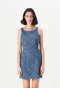 Jeans brezrokavnik z oprijetim slogom, ki ima modro-belo karirano vzorec in okrogel izrez.