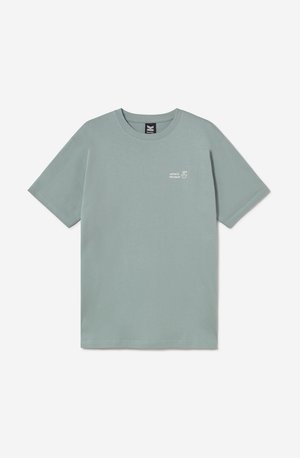 Tricou verde deschis cu guler rotund, mâneci scurte și text mic alb „Japanese Takeaway” cu grafică pe partea stângă a pieptului.