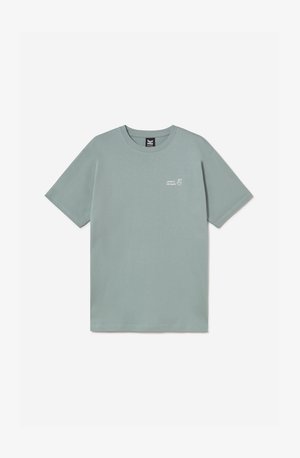 Svetlozelené tričko s okrúhlym výstrihom, krátkymi rukávmi a malým bielym textom "Japanese Takeaway" a grafikou na ľavej strane hrudníka.