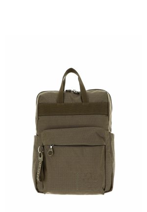 Sac à dos khaki en tissu texturé avec une poignée supérieure, fermeture éclair, poche avant et un logo de marque discret sur le côté.