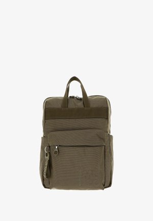 Sac à dos khaki en tissu texturé avec une poignée supérieure, fermeture éclair, poche avant et un logo de marque discret sur le côté.
