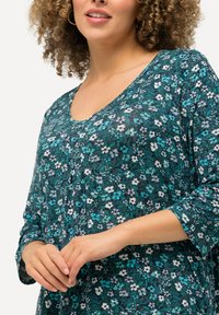 Ulla Popken FLORAL PRINT 3/4 SLEEVE A-LINE - Pitkähihainen paita - ink blue