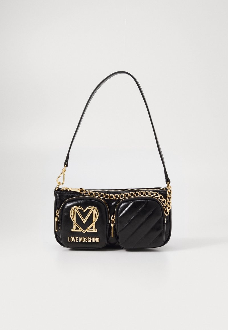 Sac bandoulière noir Love Moschino avec logo doré, détail chaîne, fermeture éclair supérieure et deux poches zippées à l'avant sur fond blanc uni.