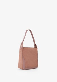Roze suède handtas met een gladde leren accent, rechthoekige vorm, platte basis en een enkele schouderband. Bevat subtiele merkdetails.