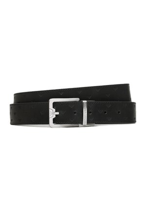 Cintura in pelle nera con motivo logo impresso, dotata di fibbia in metallo argentato e una leggera lucentezza, che offre una finitura elegante e texturizzata.