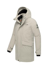 Gai bēšs polsterēts zābaks ar augstu apkakli un lielu kapuci. Tam ir melnas piedurknes, divas priekšējās kabatas un zīmola detaļas uz piedurknēm.