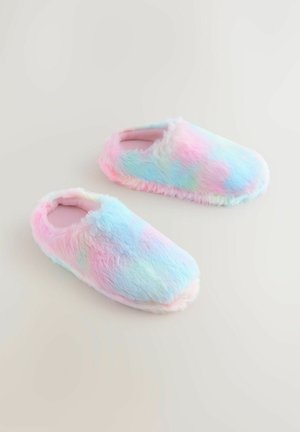 Flauschige Hausschuhe in einem sanften Farbverlauf aus Rosa, Blau und Creme mit weichem Material und offenem Design auf der Rückseite. Geeignet für den Innenbereich.