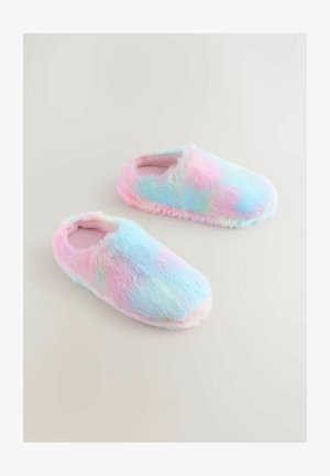 Flauschige Hausschuhe in einem sanften Farbverlauf aus Rosa, Blau und Creme mit weichem Material und offenem Design auf der Rückseite. Geeignet für den Innenbereich.