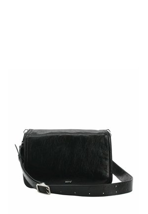 Sac à bandoulière en cuir noir avec une texture lisse, fermeture éclair et sangle réglable. Présente un logo sur le devant et des finitions en métal argenté.