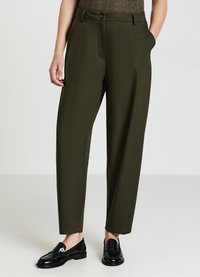 Pantaloni eleganti verdi oliva con vestibilità dritta, vita plissettata e tasche laterali; abbinati a mocassini neri per un look raffinato.