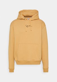 Felpa con cappuccio di colore senape, realizzata in tessuto morbido, con tasca a marsupio e logo ricamato nero sul petto.