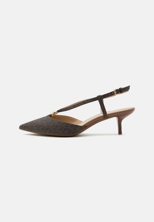 Escarpin slingback marron à bout pointu avec fines brides et boucle dorée, doté d'un petit talon kitten courbé.