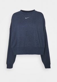 Tmavě modrá kratší mikina vyrobená z měkké látky. Má dlouhé rukávy a kulatý výstřih. Na hrudi je umístěno malé stříbrné logo Nike.