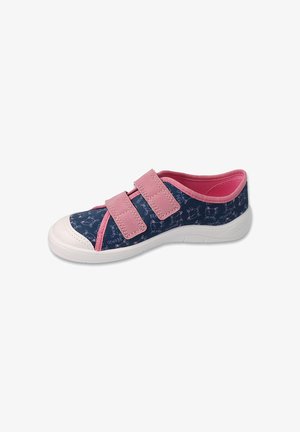 Sneaker z granatową górą z tkaniny z wzorem kotów, różowymi paskami na rzepy i białą gumową podeszwą. Zakończony na palcach.