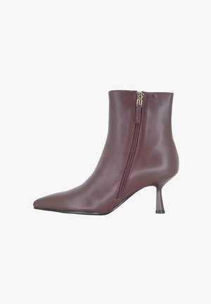 Stivaletto alla caviglia in pelle bordeaux con punta affilata, tacco a stiletto sottile, chiusura con zip laterale e texture liscia.