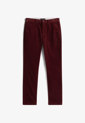 Pantaloni in corduroy bordeaux con vestibilità dritta, dotati di due tasche laterali, chiusura a bottone e etichetta con il marchio in vita. Texture morbida.