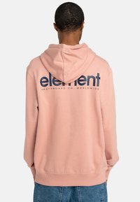 Felpa rosa chiaro con tasca a marsupio, caratterizzata da un logo "element" blu navy sulla schiena. Tessuto morbido e vestibilità regolare.