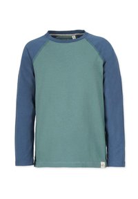 Langärmliges T-Shirt mit grünem Körper und blauen Raglan-Ärmeln, aus weicher Baumwolle, mit Rundhalskragen und einem kleinen Etikett am Saum.