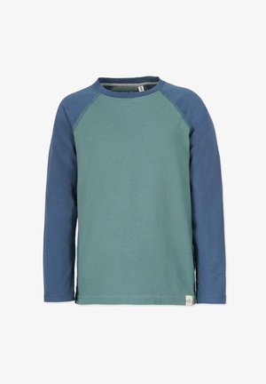 Langærmet t-shirt med en grøn krop og blå raglanærmer, lavet af blød bomuld med en rund hals og et lille etiket på sømmen.