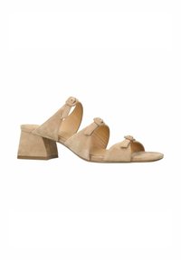 Beige suède blokhak sandaal met drie brede banden, versierd met decoratievegespen. Open teen ontwerp met een zachte textuur en gestructureerde silhouette.