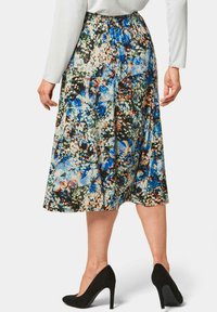 Midikleid mit floralem Muster und elastischem Bund, in Blau-, Grün- und Orangetönen auf hellen Hintergrund.