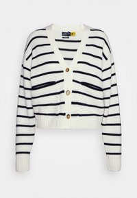 Bílý zkrácený kardigán s námořnickými vodorovnými pruhy, výstřihem do V, třemi hnědými knoflíky a dlouhými rukávy vyrobený z ribovaného pleteného materiálu.