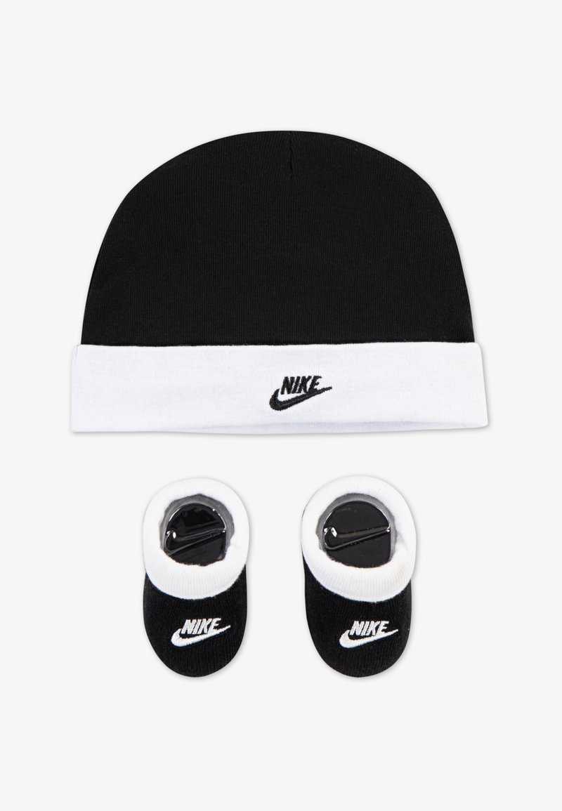 Gorro de malha preto com punho branco, apresentando o logótipo da Nike. Par de botins preto combinando com detalhes em branco e preto, também exibindo o logótipo.