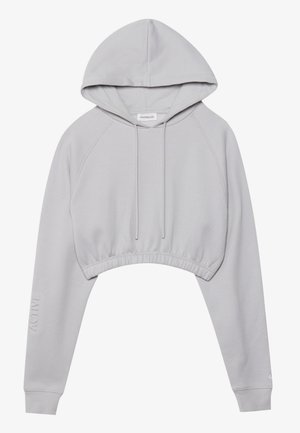 Sweat à capuche court gris clair avec manches longues, capuche à cordon, ourlet élastique et texte en relief subtil sur la manche gauche et le poignet.