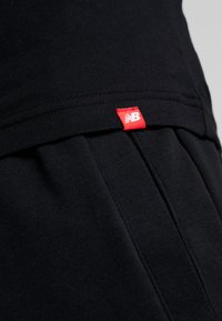 New Balance ESSENTIALS STACKED LOGO  - Camiseta estampada - black