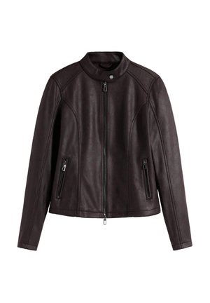 Giubbotto in finta pelle marrone con colletto alto, zip frontale e due tasche laterali con zip. Presenta dettagli di cucitura lungo le spalle.