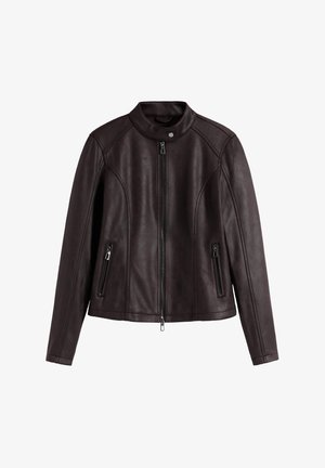 Jachetă din piele ecologică maro, cu guler în picioare, fermoar frontal și două buzunare laterale cu fermoar. Prezintă accente de cusătură de-a lungul umerilor.