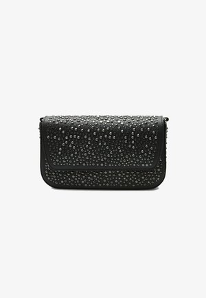 Borsa a pochette nera con superficie texturizzata decorata con borchie metalliche. Presenta una chiusura a pattina e una forma rettangolare elegante.