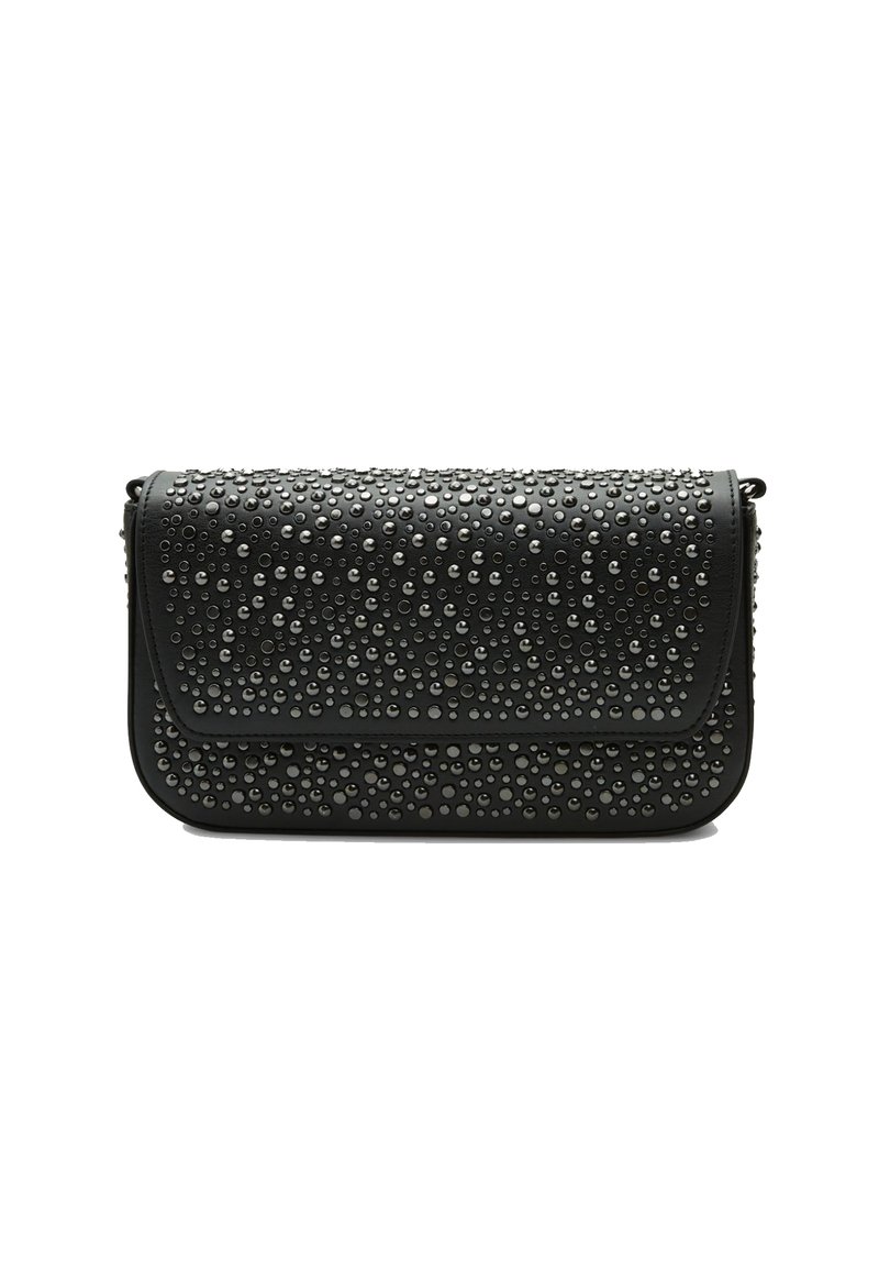 Borsa a pochette nera con superficie texturizzata decorata con borchie metalliche. Presenta una chiusura a pattina e una forma rettangolare elegante.