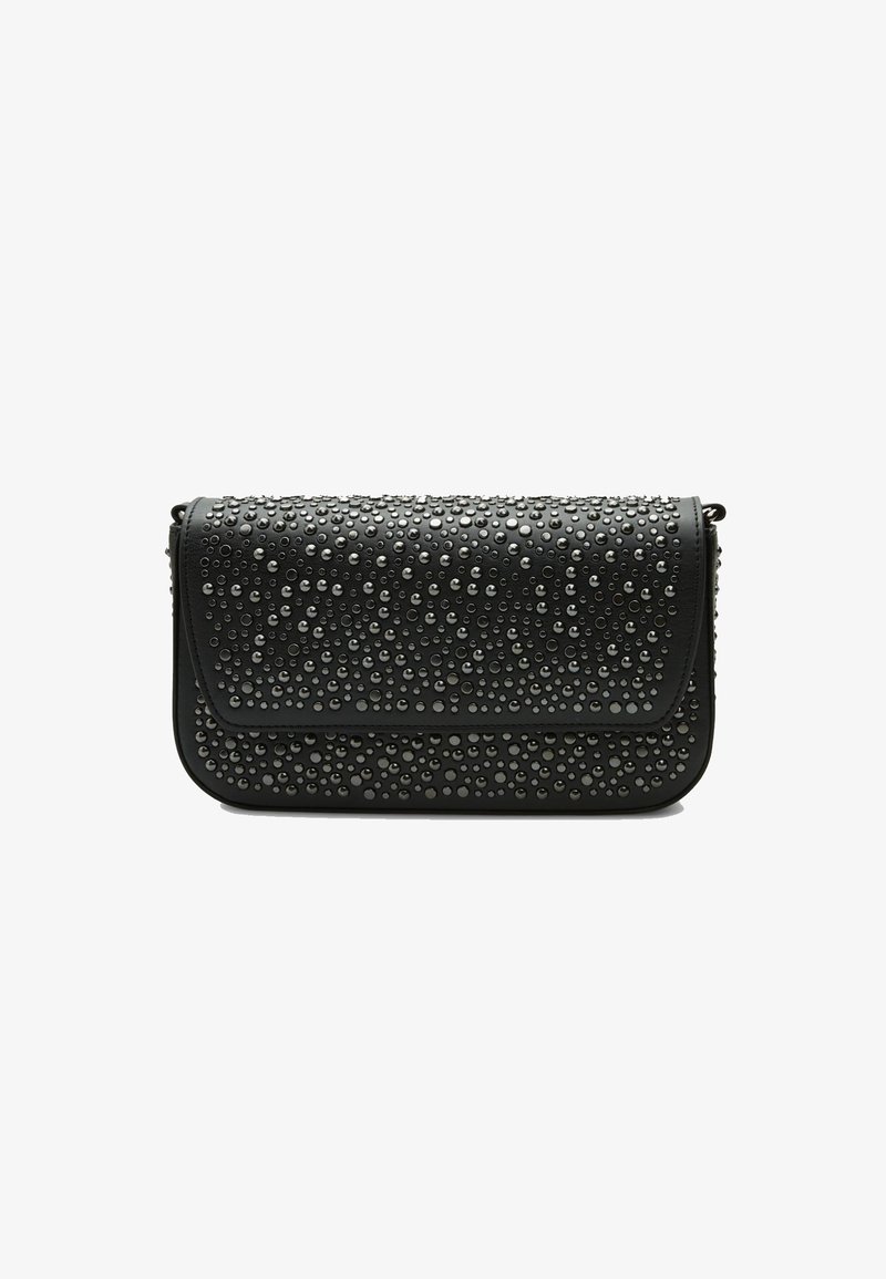 Borsa a pochette nera con superficie texturizzata decorata con borchie metalliche. Presenta una chiusura a pattina e una forma rettangolare elegante.