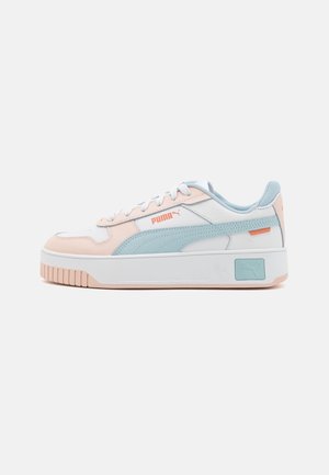 Zapatilla Puma blanca, melocotón y azul claro con suela blanca gruesa, logo de Puma en el lateral y una franja azul claro a lo largo del panel lateral.