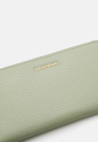 Coccinelle METALLIC SOFT - Lommebok - celadon green