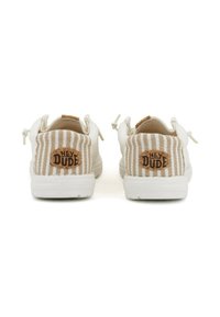 Sneakers bianchi con un retro a strisce beige e crema. Presentano una toppa con il logo marrone "HEY DUDE" e linguette su ciascun lato per un facile indossamento.
