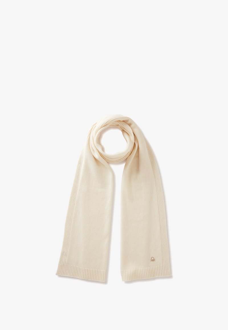 Sciarpa a maglia color crema con accenti a coste. Texture morbida, forma rettangolare allungata e sottile dettaglio del logo vicino a un'estremità.