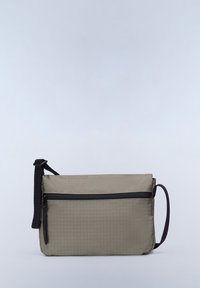Borsa a tracolla in tessuto khaki con motivo a griglia testurizzato, chiusura con zip nera e tracolla regolabile su un lato.