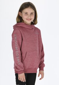 Rød sweatshirt med hætte, lange ærmer og en frontlomme. Har "SWEDEMOUNT" i lys grå på venstre ærme. Teksturert stof.