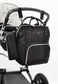 Sort blegetaske lavet af holdbart stof, med quiltet tekstur, flere rum, sølvfarvede lynlåse og aftagelige stropper til fastgørelse til klapvogn.