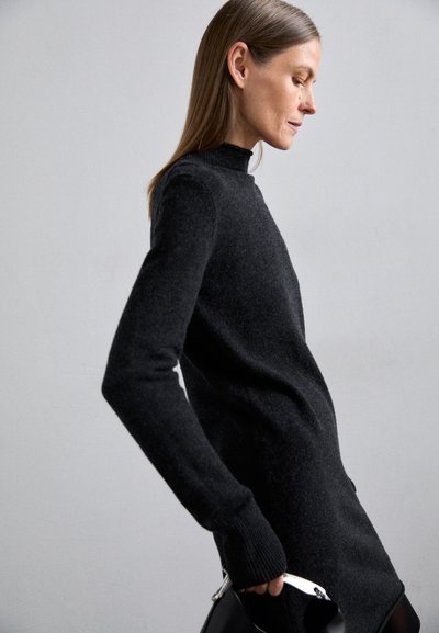 Filippa K FUNNEL NECK DRESS - Strikkjoler - anthracite