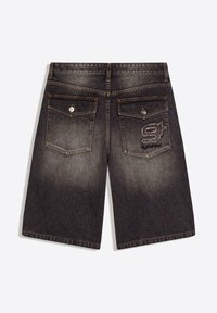 Short en denim noir délavé vu de dos avec deux poches rabatées à boutons, dont une comporte un logo "g*friend" brodé.