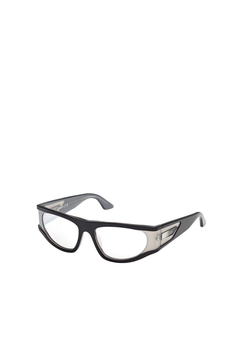 Lunettes noires et transparentes en plastique avec un design enveloppant, dotées de lentilles transparentes et d'accents de cadre angulaires.