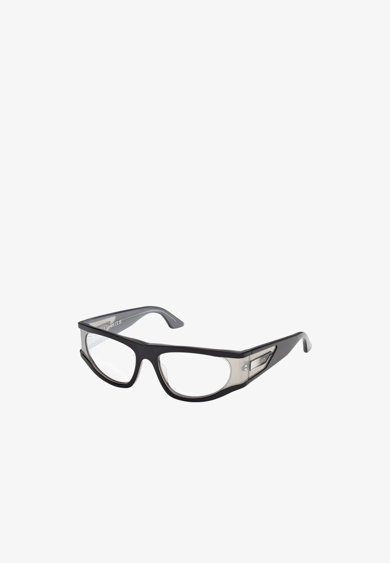 Lunettes noires et transparentes en plastique avec un design enveloppant, dotées de lentilles transparentes et d'accents de cadre angulaires.