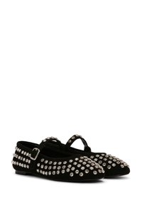 Zapatos planos Mary Jane de ante negro con múltiples filas de tachuelas redondas plateadas y una correa decorativa sobre el empeine, mostrados uno al lado del otro.