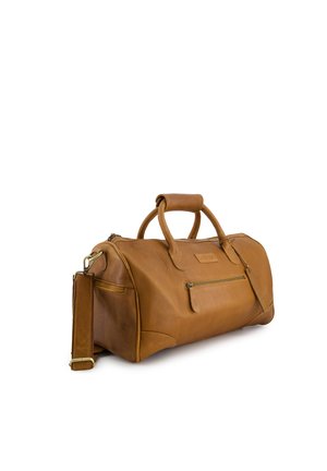 Bruine leren weektas met twee handvatten, afneembare schouderriem, voorvak met ritssluiting en zichtbare stiksels op een witte achtergrond.